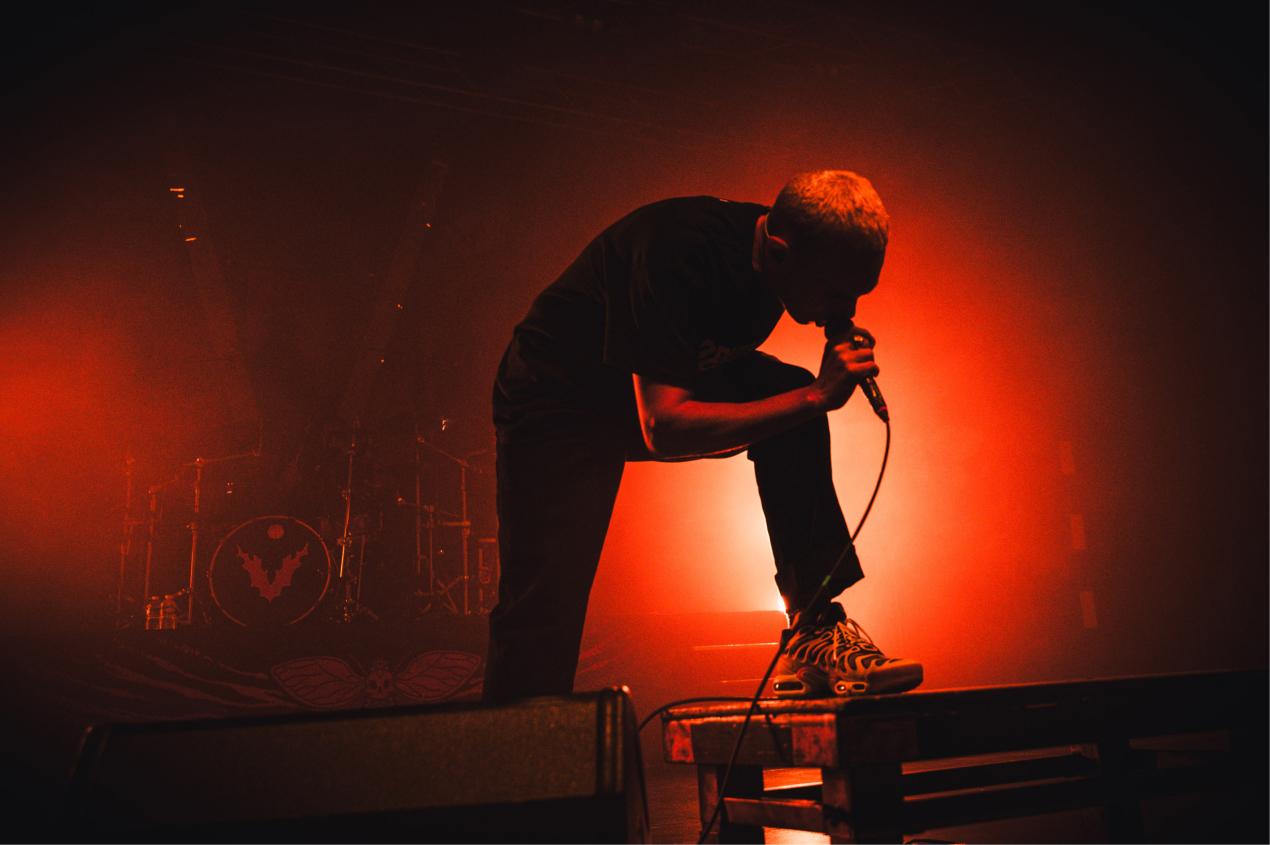 Le chanteur du groupe Landmvrks.