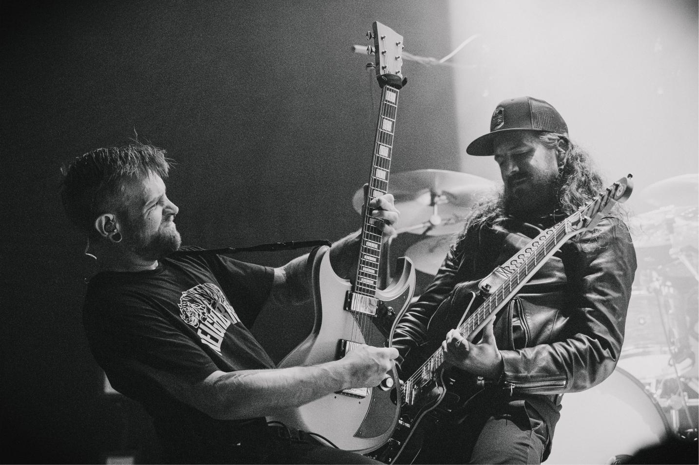 Deux membres du groupe The Devil Wears Prada.