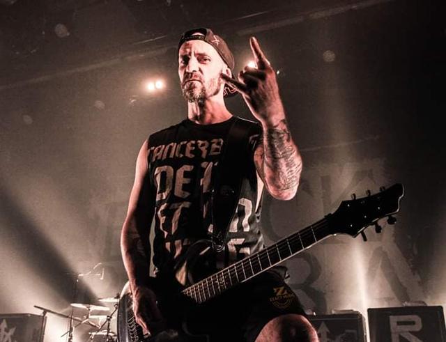 Le guitariste du groupe Black Bomb A, en 2019.